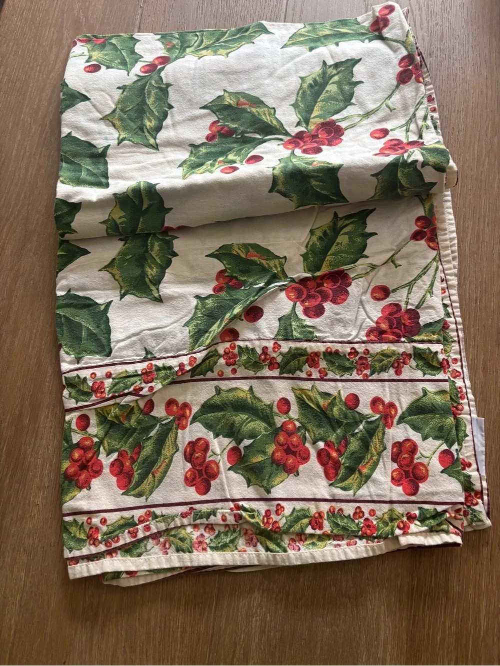 April corner Holiday Holly Print Tablecloth- Red & Green